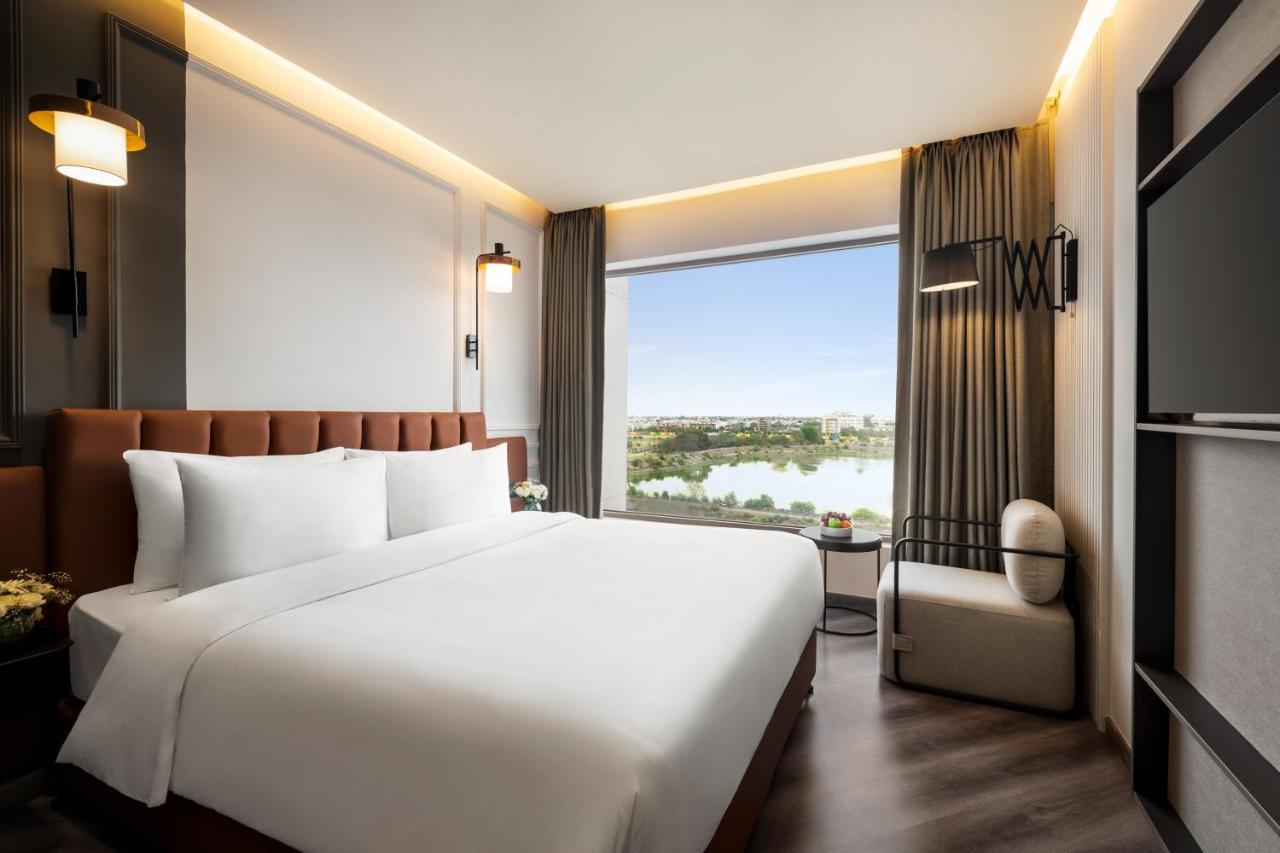 Ramada Encore By Wyndham Indore Nipania Exterior foto
