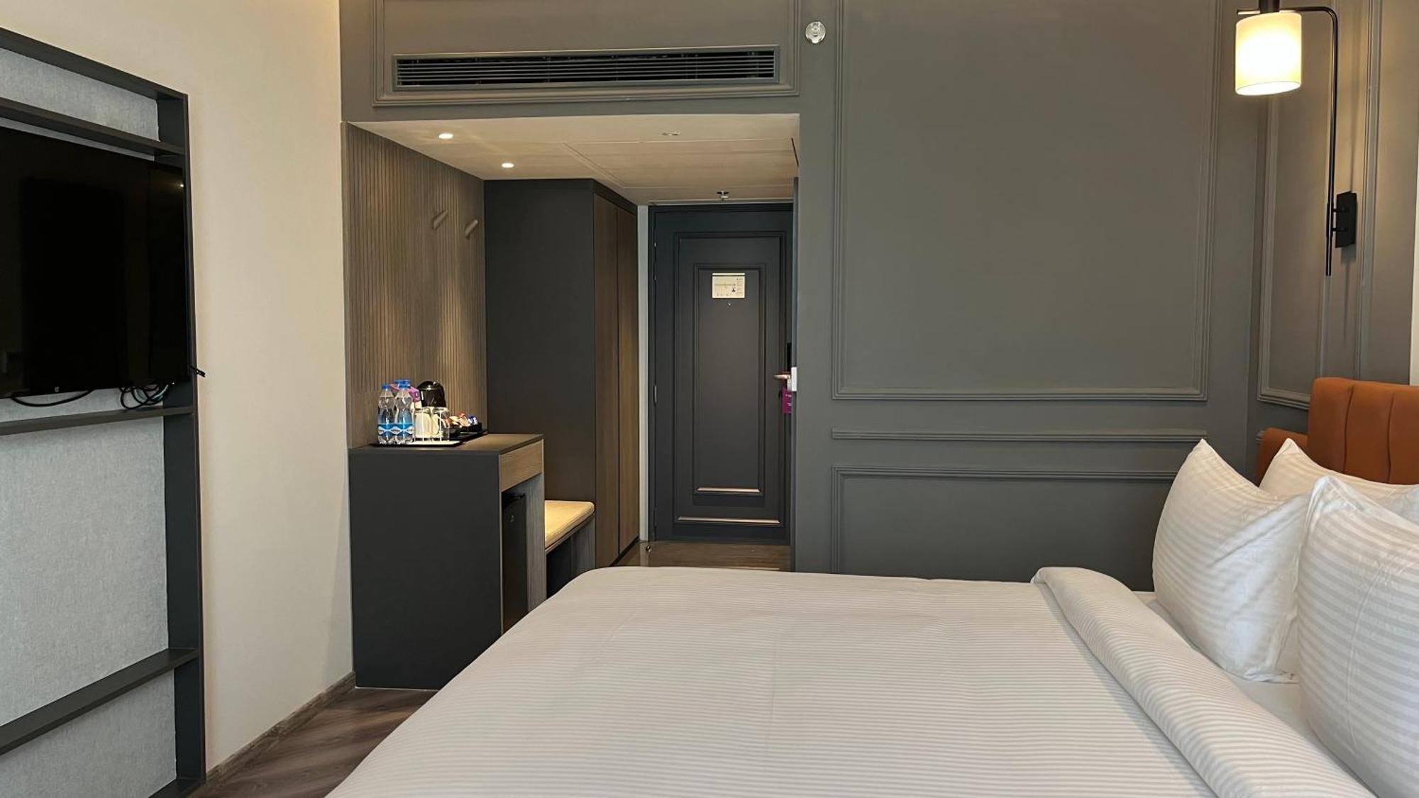 Ramada Encore By Wyndham Indore Nipania Exterior foto